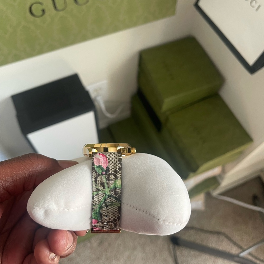 Gucci women’s Floral watch. Brand new never worn. - Picture 3 of 3